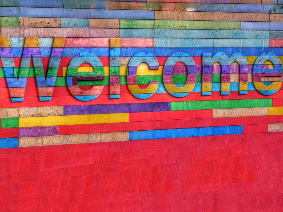 mur coloré avec écrit Welcome dessus