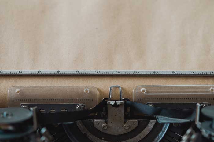 ancienne machine a écrire avec du papier brun inséré